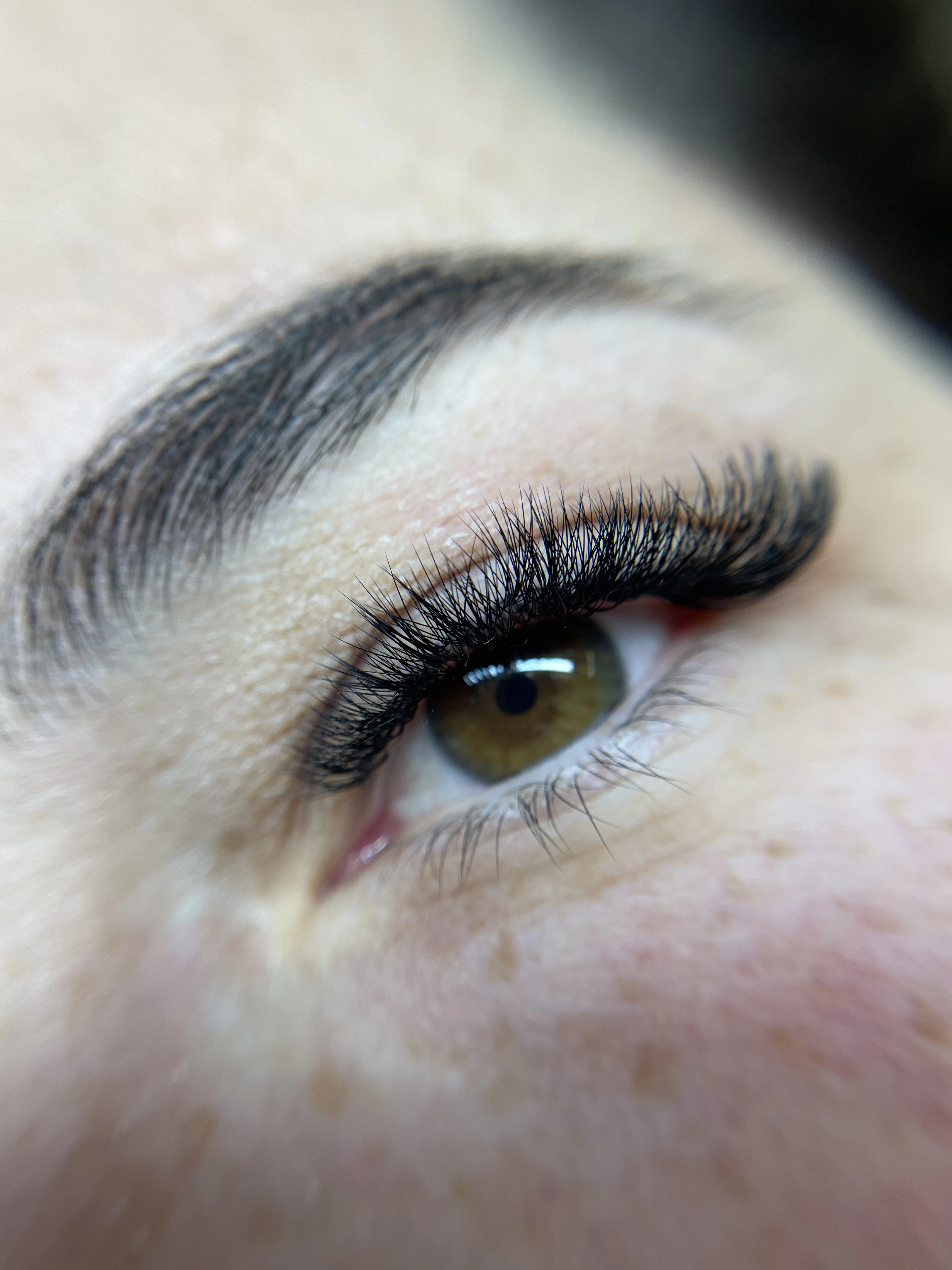 Hazel eye with dense 3D volume lash extensions, outer-corner cat-eye flare and ring-light catch at My Beauty Space.